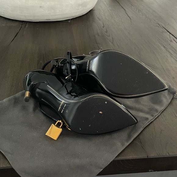 Tom Ford Padlock Ankle Wrap Leather Pump - Picture 2 of 3